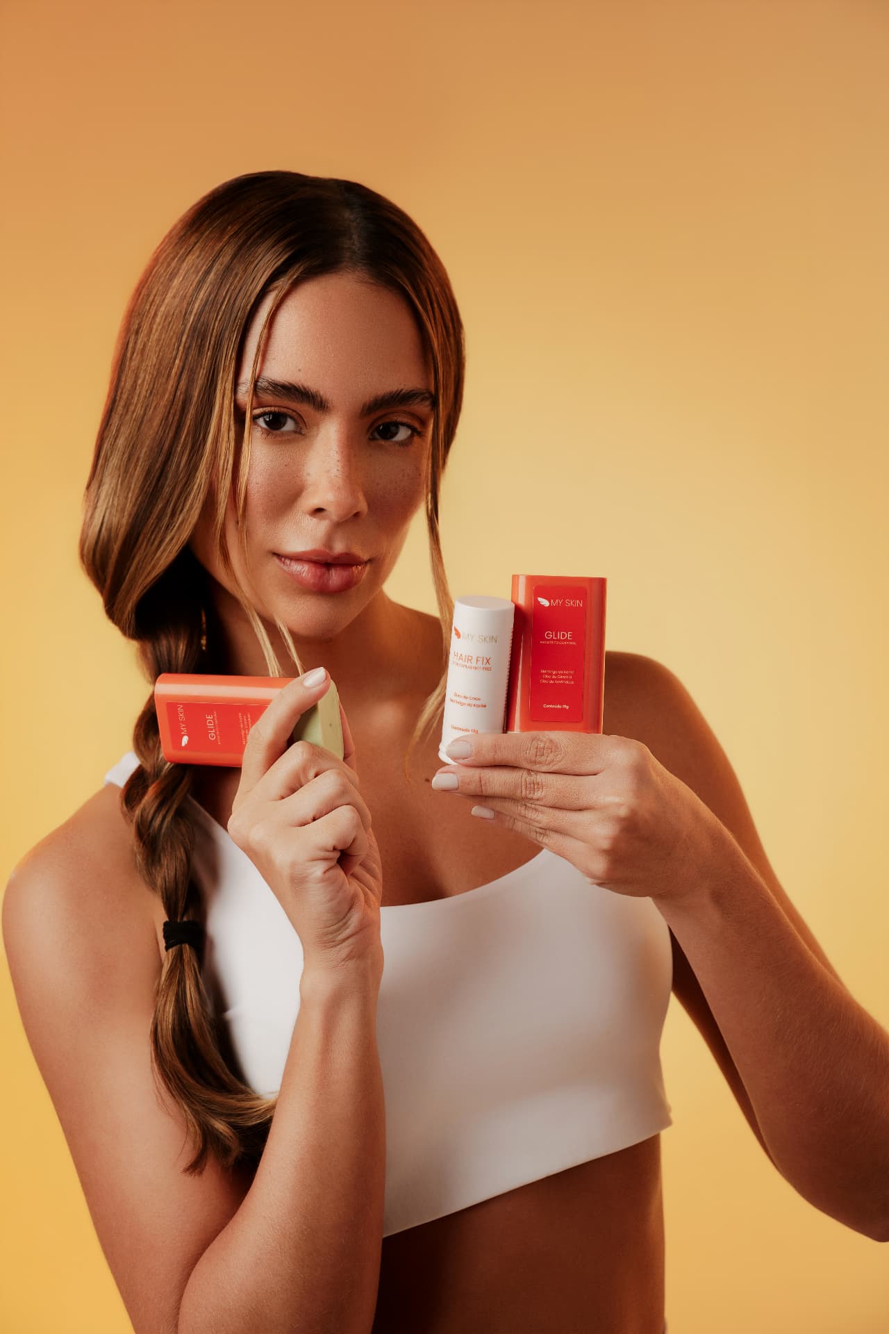 Mulher atleta apresentando os produtos GLIDE e HAIR FIX da MY SKIN